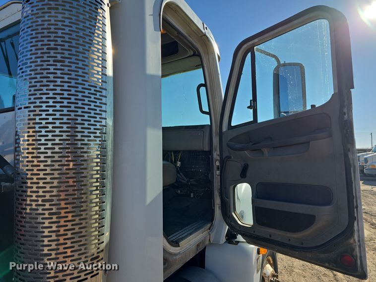 image for item DV0092 2006 Freightliner Columbia semi truck