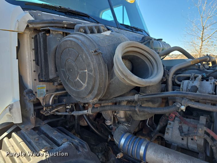 image for item DV0092 2006 Freightliner Columbia semi truck