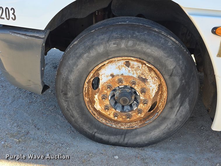 image for item DV0092 2006 Freightliner Columbia semi truck