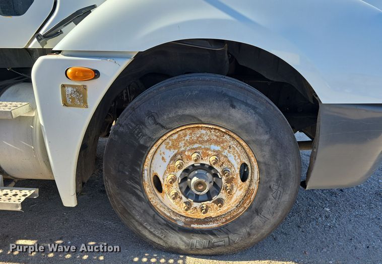 image for item DV0092 2006 Freightliner Columbia semi truck