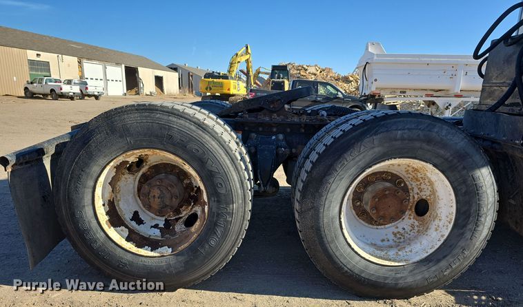 image for item DV0092 2006 Freightliner Columbia semi truck