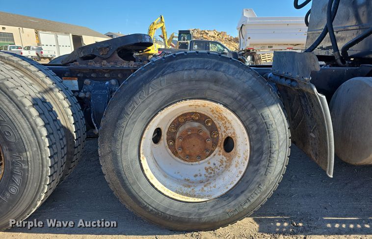 image for item DV0092 2006 Freightliner Columbia semi truck