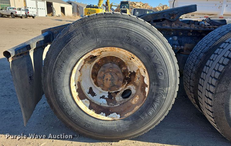 image for item DV0092 2006 Freightliner Columbia semi truck