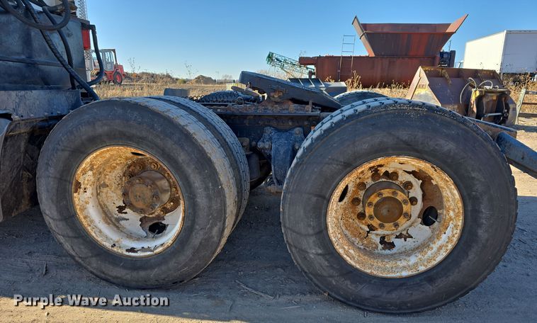 image for item DV0092 2006 Freightliner Columbia semi truck