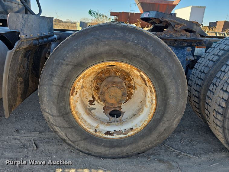 image for item DV0092 2006 Freightliner Columbia semi truck