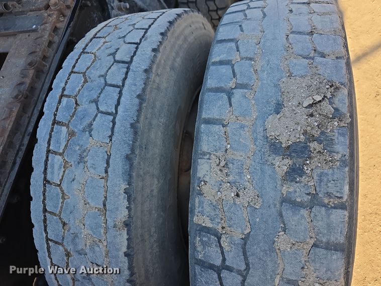 image for item DV0092 2006 Freightliner Columbia semi truck