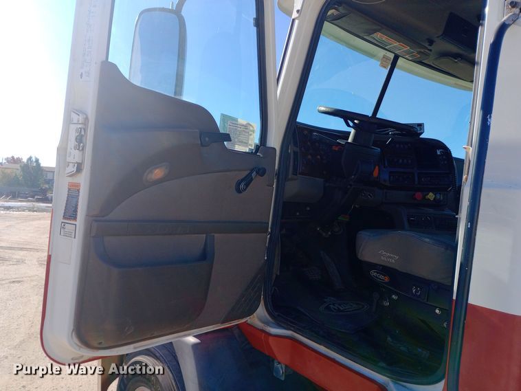 image for item DW0901 2006 Mack CXN613 Vision  semi truck