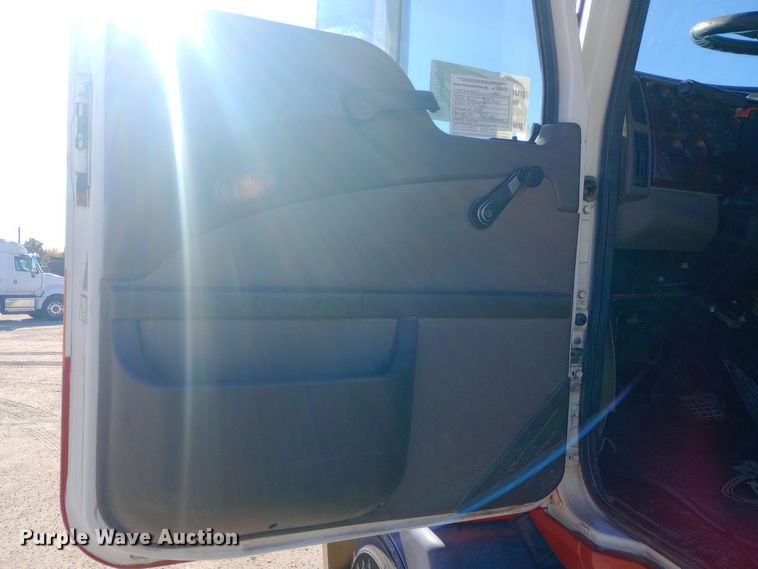 image for item DW0901 2006 Mack CXN613 Vision  semi truck