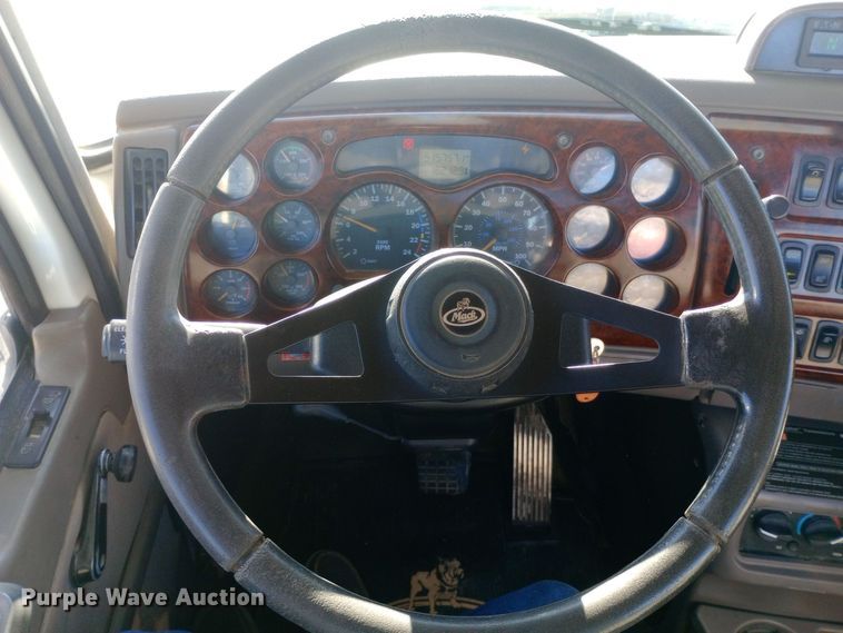 image for item DW0901 2006 Mack CXN613 Vision  semi truck