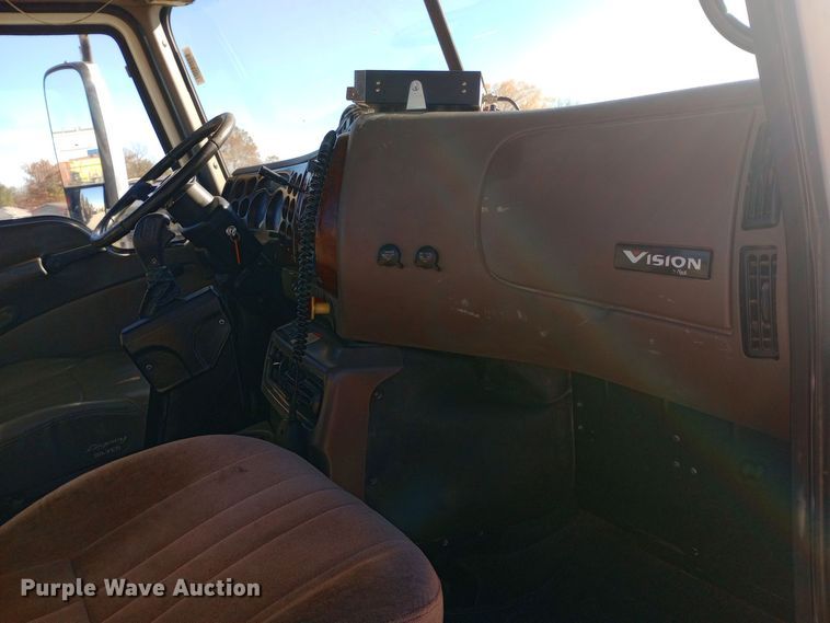 image for item DW0901 2006 Mack CXN613 Vision  semi truck