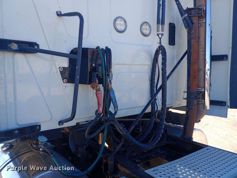 image for item DW0903 2014 International ProStar Plus semi truck