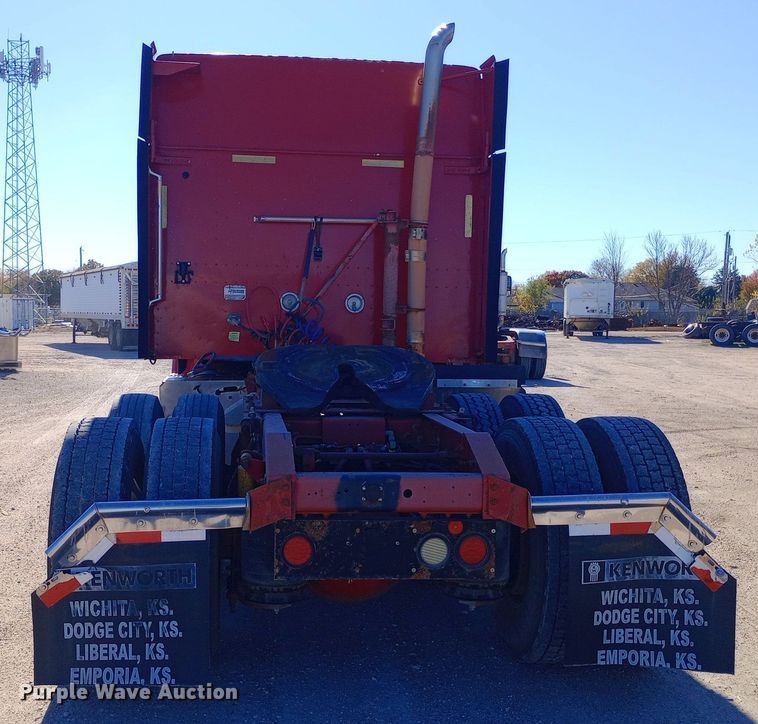 image for item DW0905 2006 International 9200 semi truck