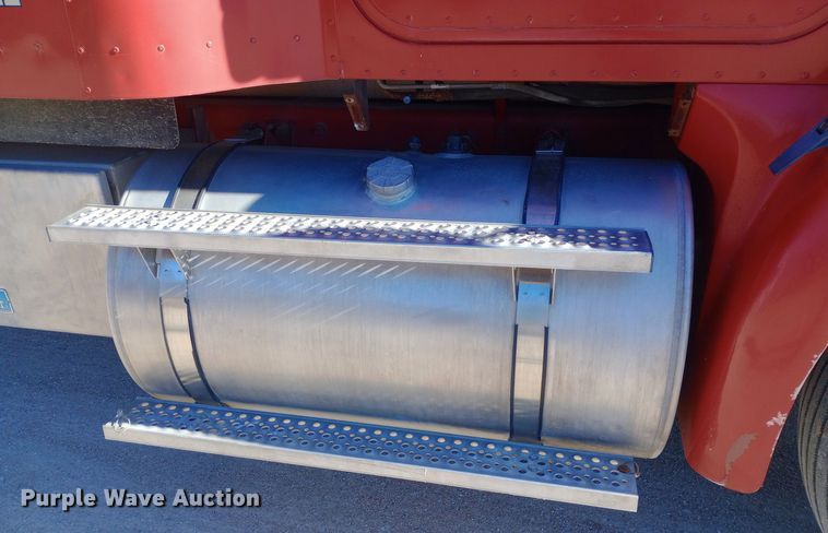 image for item DW0905 2006 International 9200 semi truck