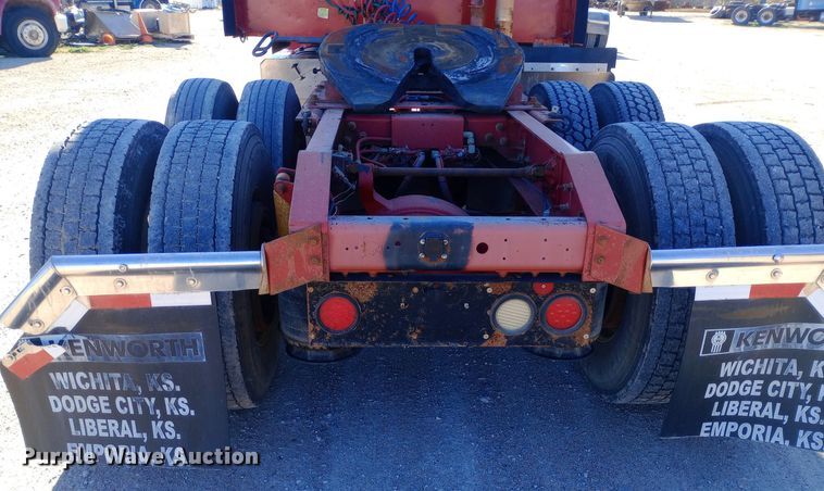 image for item DW0905 2006 International 9200 semi truck