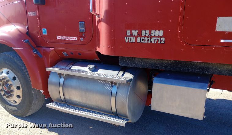 image for item DW0905 2006 International 9200 semi truck