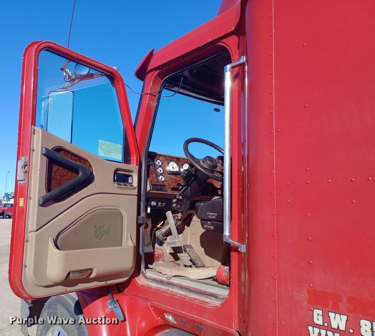 image for item DW0905 2006 International 9200 semi truck