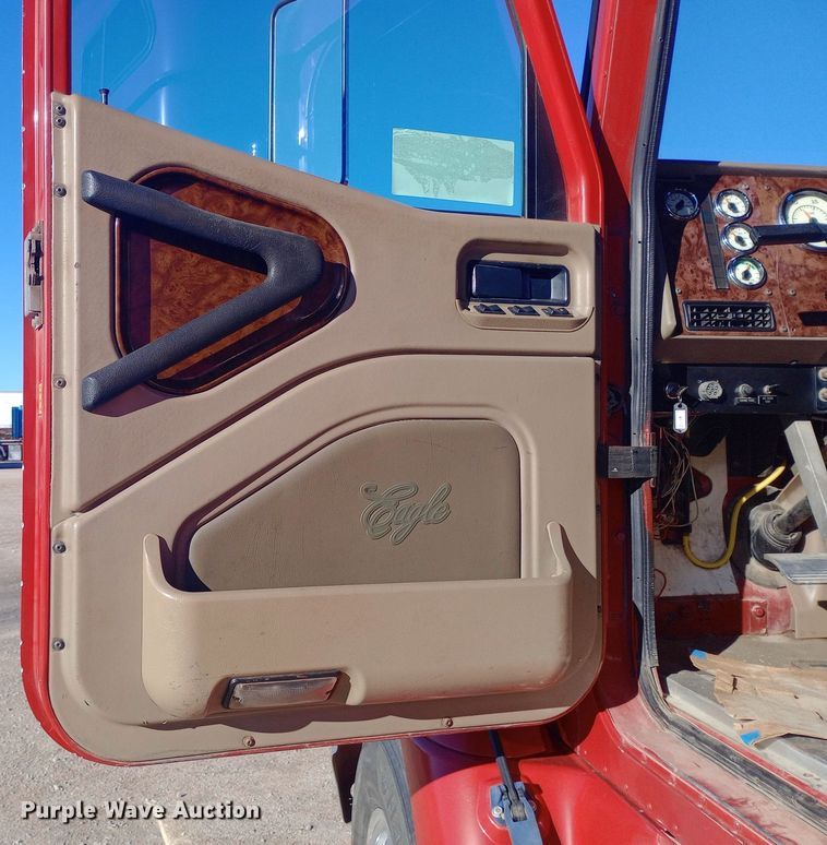 image for item DW0905 2006 International 9200 semi truck