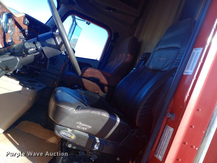 image for item DW0905 2006 International 9200 semi truck