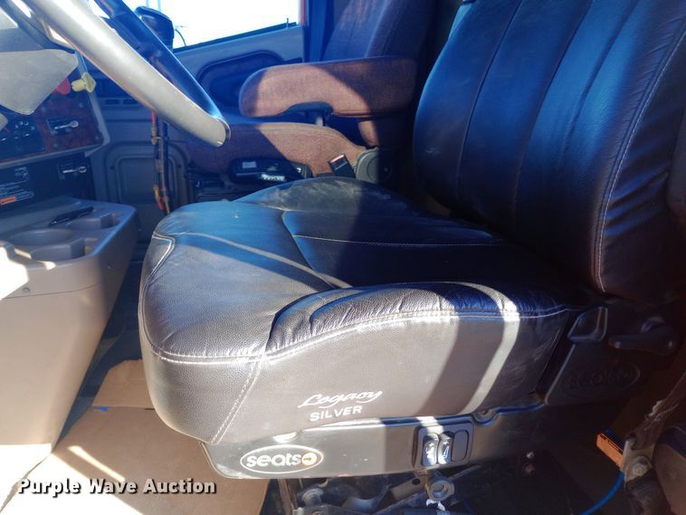 image for item DW0905 2006 International 9200 semi truck