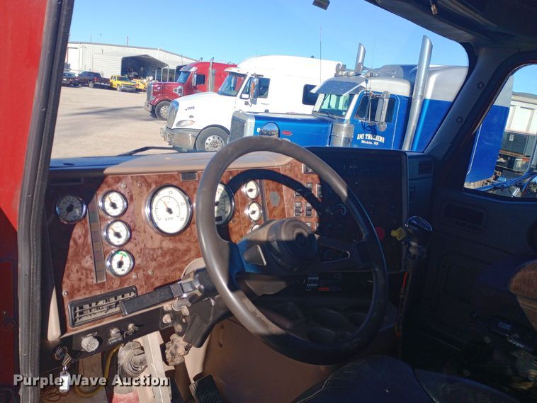 image for item DW0905 2006 International 9200 semi truck