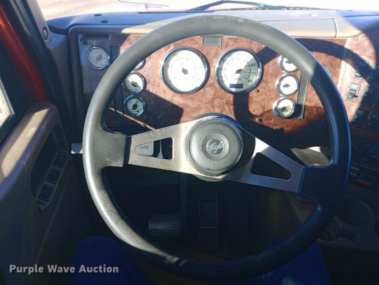 image for item DW0905 2006 International 9200 semi truck