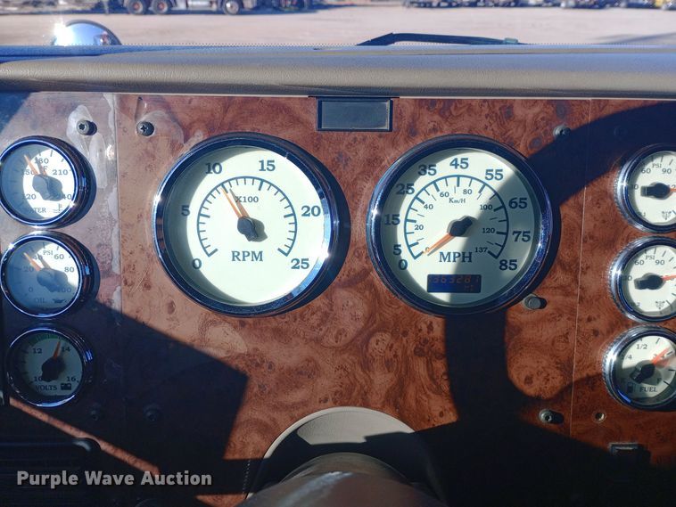 image for item DW0905 2006 International 9200 semi truck