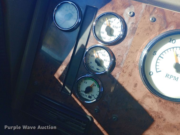 image for item DW0905 2006 International 9200 semi truck