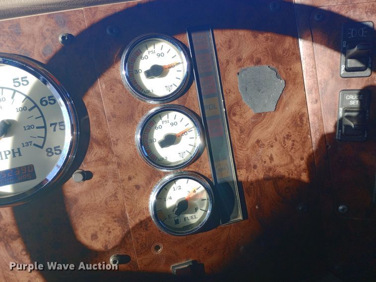 image for item DW0905 2006 International 9200 semi truck