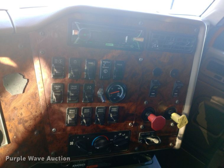 image for item DW0905 2006 International 9200 semi truck