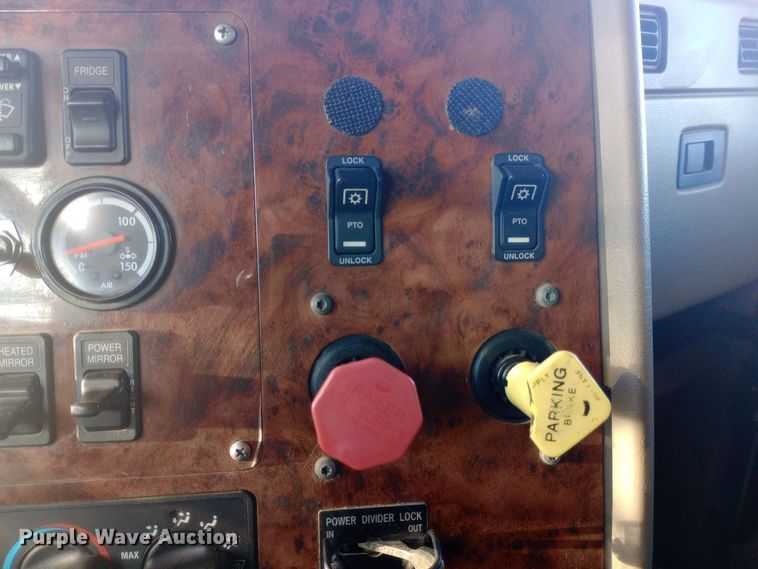 image for item DW0905 2006 International 9200 semi truck