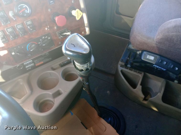 image for item DW0905 2006 International 9200 semi truck