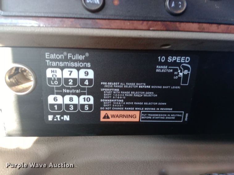 image for item DW0905 2006 International 9200 semi truck