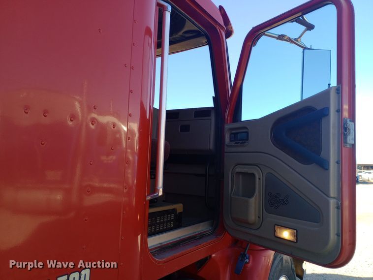 image for item DW0905 2006 International 9200 semi truck