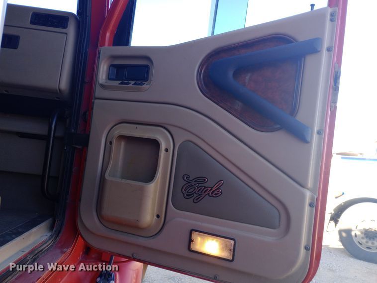 image for item DW0905 2006 International 9200 semi truck