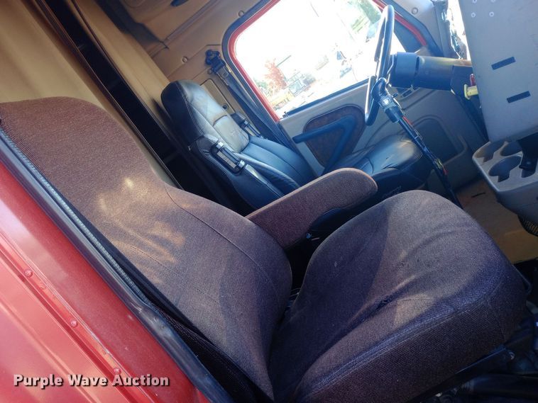 image for item DW0905 2006 International 9200 semi truck