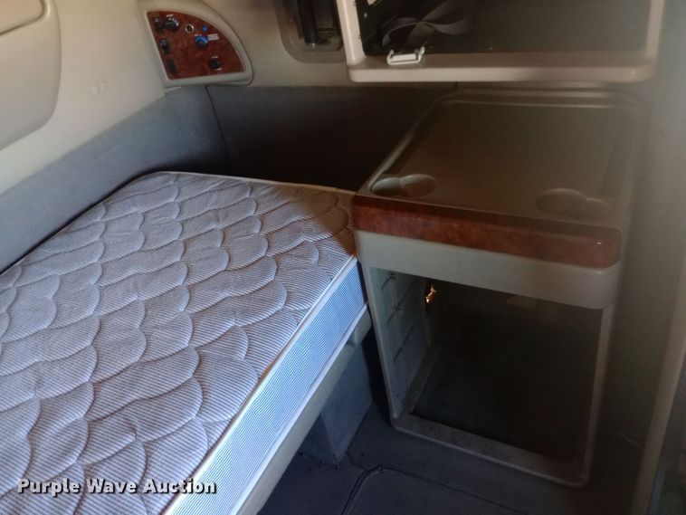 image for item DW0905 2006 International 9200 semi truck