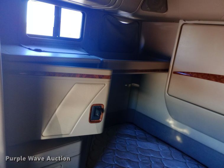 image for item DW0905 2006 International 9200 semi truck