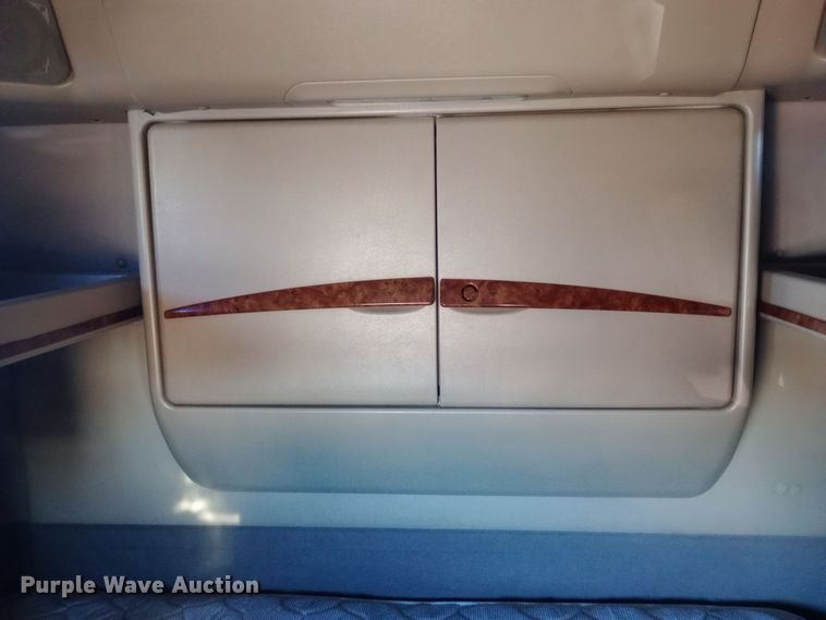 image for item DW0905 2006 International 9200 semi truck