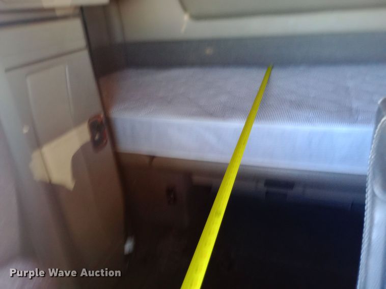 image for item DW0905 2006 International 9200 semi truck