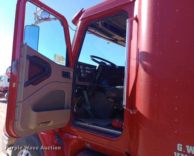 image for item DW0905 2006 International 9200 semi truck