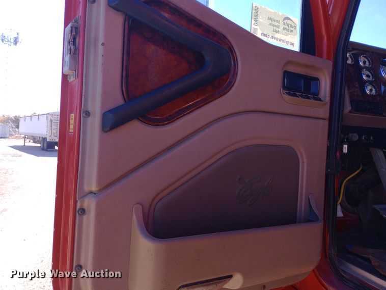 image for item DW0905 2006 International 9200 semi truck