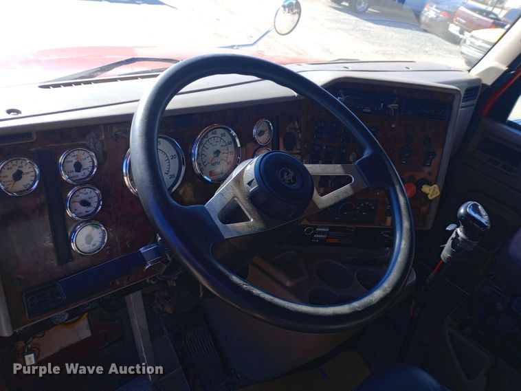 image for item DW0905 2006 International 9200 semi truck