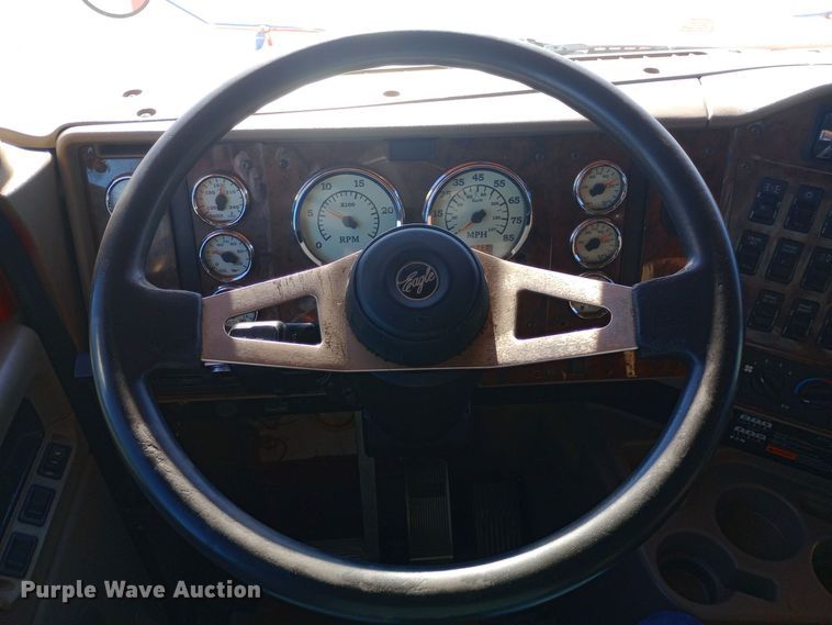 image for item DW0905 2006 International 9200 semi truck