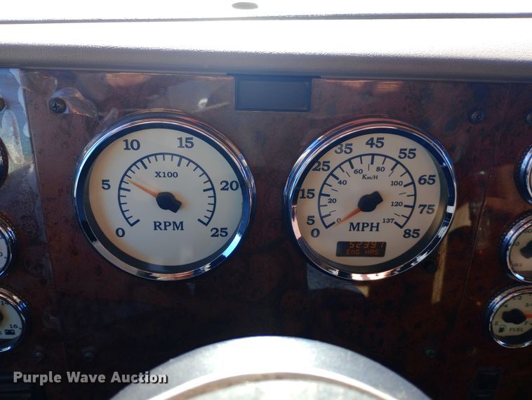 image for item DW0905 2006 International 9200 semi truck