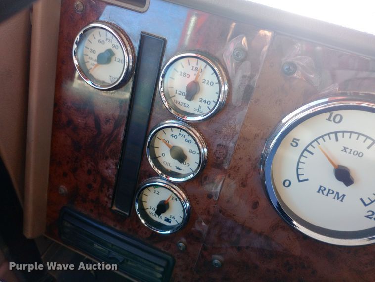 image for item DW0905 2006 International 9200 semi truck