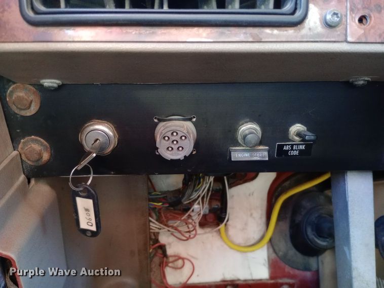 image for item DW0905 2006 International 9200 semi truck