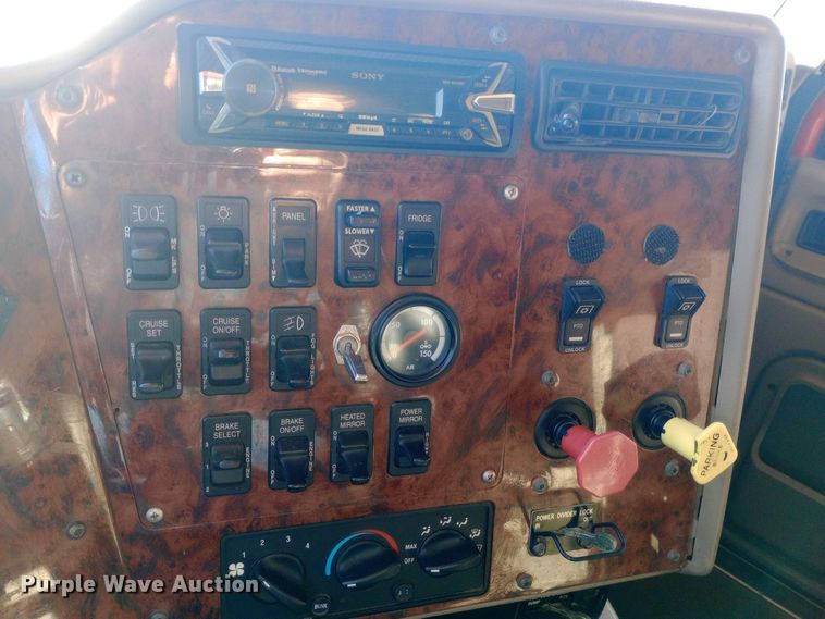 image for item DW0905 2006 International 9200 semi truck