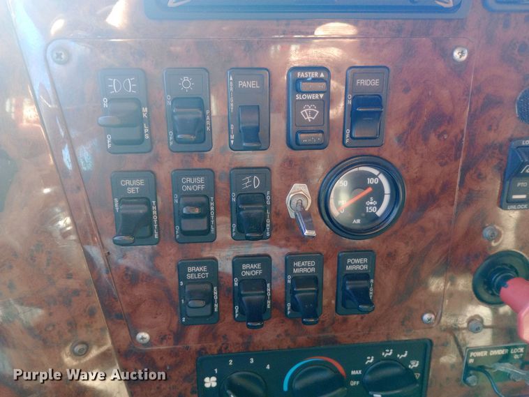 image for item DW0905 2006 International 9200 semi truck