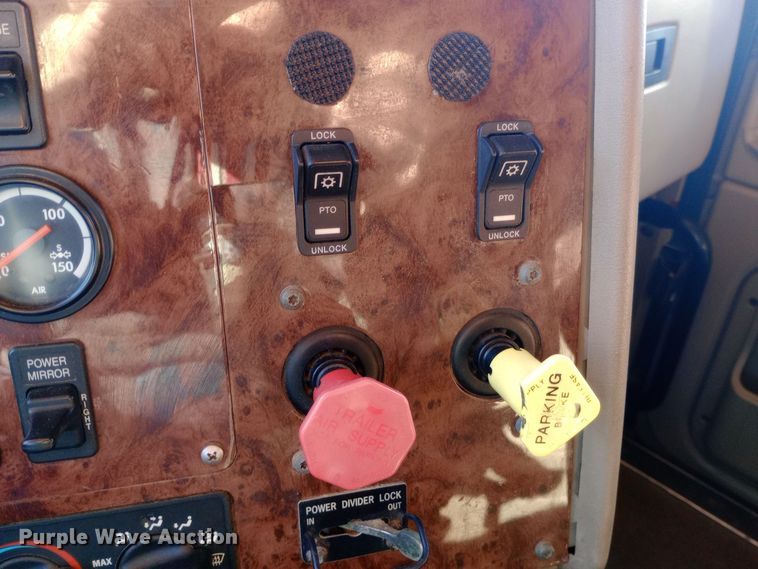 image for item DW0905 2006 International 9200 semi truck