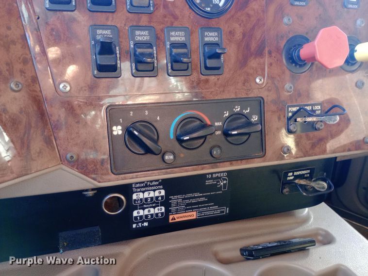 image for item DW0905 2006 International 9200 semi truck